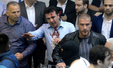 Sumuštas ir opozicijos lyderis Zoranas Zaevas (viduryje, kruvinas).