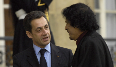 Libijos prezidentas (dešinėje) buvo didelis Vakarų draugas, kol jie jo 2011 m. spalio 20 d. neužmušė, vardan demokratinių vertybių. Nuotr. neweurope.eu