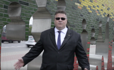 Galimai naujasis Lietuvos prezidentas Linas Linkevičius prie tuščiavidurės Laisvės sienos.