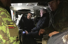 Kolegos V. Bakas ir A. Anušauskas karinėje mašinoje. Nuotr. facebook.com