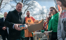 Žaliųjų valstiečių premjeras Saulius Skvernelis (su konservais skurstantiems rankose) labiausiai pagarsėjo, kai būdamas policijos generaliniu komisaru 2012 m. gegužės 17 d. įvykdė Garliavos operaciją, o 2015 m. būdamas vidaus reikalų ministru iš krepšininko Žydrūno Ilgausko oficialiai atėmė Lietuvos pilietybę. Nuotr. facebook.com