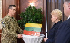 D. Grybauskaitėi įteikė meninę instaliaciją su Lietuvos Trispalve, simbolizuojančią mūsų šalies pagalbą Ukrainai, besiginančiai nuo rusiškų kulkų. Nuotr. prezidentas.lt