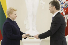Prezidentė D. Grybauskaitė ir VSD vadovas D. Jauniškis. Nuotr. ve.lt
