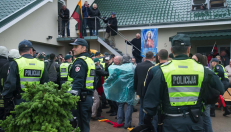 Garliavos šturmo akimirka, tuometinio generalinio policijos komisaro Sauliaus Skvernelio vadovaujamiems pareigūnams siekiant išlaisvinti mergaitę ir įvykdyti teismo sprendimą.