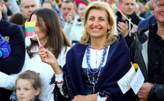 Kultūros ministrė savo tarnystę Kremliui bando užmaskuoti neva tautiniais rūbų fragmentais ir trispalve rankoje. Nuotr. facebook.com