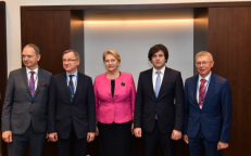 R. Budbergytė (viduryje). Nuotr. 1tv.ge