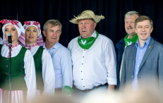 Seimo pirmininko Viktoro Pranckiečio (trečias iš kairės) vadovaujamas Seimas atėmė iš piliečių teisę į apeliaciją civilinėse bylose, jei neturi advokato. Nuotr. facebook.com