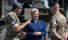Prezidentės D. Grybauskaitės (viduryje) ir jos daugybės remiamų iniciatyvų pastangomis migracija turi ženkliai sumažėti ir vis daugiau žmonių grįš gyventi į Lietuvą. Nuotr. prezidentą.