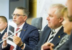 V. Bakas (kairėje) su bendraminčiais.