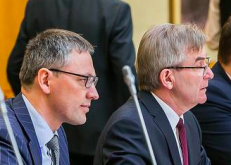 V. Bakas (kairėje) aktyviai remia Seimo pirmininko V. Pranckiečio iniciatyvą įprezidentinti buvusį Aukščiausiojo Sovieto pirmininkąV. Landsbergį ir taip jam atiduoti skolą.