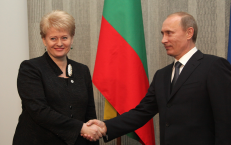 Iš nuotraukos matosi, kad V. Putinas D. Grybauskaitei tuoj pateiks reikalavimų sąrašą. Nuotr. prezidentas.lt