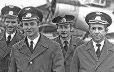 278-o būrio lakūnai. Iš kairės: G. Jančiulis, eskadros vadas J. Mažintas, E. Mikučionis, grandies vadas A. Kuraitis, 1997 m.
