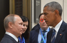 Moshe Kantoras (dešinė jo akis apibraukta raudoniu apskritimu) mėgsta prisiplakti prie pasaulio didžiujų. Nuotr. independent.co.uk