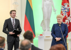 A. Tapinas (kairėje). Nuotr. prezidentas.lt