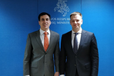 Iš kairės: TVF misijos vadovas Lietuvai Borja Gracia ir finansų ministras Vilius Šapoka (nuotr. lrv.lt)