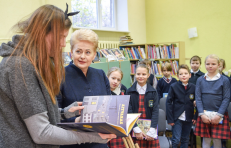 Mokslų daktarė, Laisvės kovų dalyvė, apibendrintos biografijos NKVD gaisrininko (vėliau tremtinio) duktė, kolaborantė, Lietuvos Nepriklausomybės priešininkė, komunisto Mykolo Burokevičiaus bendražygė, Rusijos Federacijos valstybės paslaptis, fotosesijų su vaikučiais ir karine technika fanė, Konstitucijos garantas, daugelio tautinių ir tremtinių renginių dalyvė bei gerųjų iniciatyvų iniciatorė LR prezidentė D. Grybauskaitė (antra iš dešinės). Nuotr. prezidentas.lt