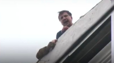 M. Saakašvilis ant namo stogo. Sustabdytas kadras iš NEWSONE televizijos reportažo. 