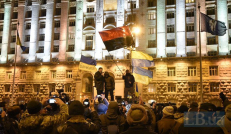 Michailas Saakašvilis pergalę švenčia su fašistų kolaboranto Stepano Banderos pasekėjais (nuotraukoje jie su juodai raudona vėliava).