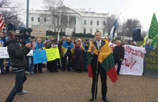 Konservatorius Ž. Pavilionis (apsigaubęs Lietuvos vėliava). Nuotr. facebook.com