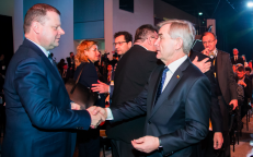 S. Skvernelis (kairėje) trijų revoliucinių idėjų paskelbimo renginio metu. Nuotr. lrs.lt