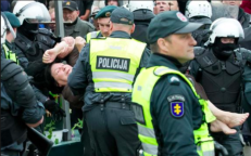 Garliavos šturmo akimirka – tuometinio policijos komisaro Sauliaus Skvernelio vadovaujami pareigūnai šalina kliūtį.