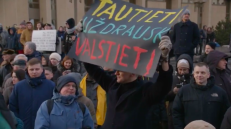 Konservatorių bendruomenės protesto akimirka prie Seimo.