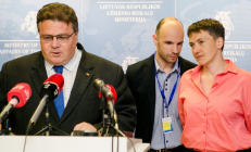 N. Savčenko (dešinėje) Lietuvoje, kaip ir anksčiau Ukrainoje yra laikoma didvyre. Dėl N. Savčenkos laisvės kovojo ir ypač daug ugningų kalbų yra pasakę Užsienio reikalų ministras Linas Linekevičius. Nuotr. urm.lt