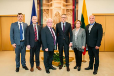 Konservatorius L. Kasčiūnas (kairėje) ir žaliasis valstietis V. Bakas (trečias iš dešinės). Nuotr. facebook.com