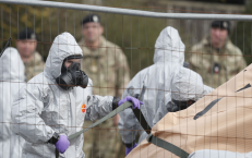 Po Rusijos cheminės atakos Jungtinėje Karalystėje tyrėjai siekdami išsaugoti savo gyvybes buvo priversti dirbti su speciliais rūbais ir kaukėmis.