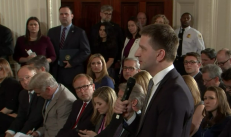 V. Pugačiauskas užduoda klausimą D. Trampui.