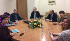 Konservatorė R. Juknevičienė (galvutė apibraukta violetiniu apskritimu).