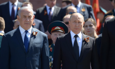 Šiemet Maskvoje minint gegužės 9-ąją, Izraelio premjeras Benjaminas Netanyahu (kairėje) nepagalvojęs įsisegė koloradkę – nacių simbolikai prilygintą juostelę.