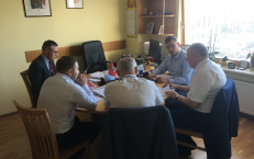 NSGK pirmininkas V. Bakas (kairėje) su kolegomis svarsto svarsto svarbius klausimus. Nuotr. facebook.com