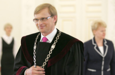 Buvęs generalinis prokuroras Algimantas Valantinas, atsistatydinęs iš pareigų dėl pedofilijos ir žudymų bylos, vėliau prezidentės buvo paaukštintas į teisėjus.