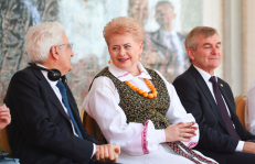 Prezientė D. Grybauskaitė (viduryje). Nuotr. prezidentas.lt