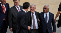 Paskutiniiojo NATO viršūnių susitikime Europos Komisijos pirmininką Žaną Klodą Junkerį (Jean-Claude Juncker) ištiko radikulito priepuolis.