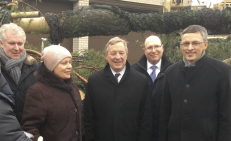 Kuo tikėti – V. Baku (dešinėje) ar R. Juknevičiene (antra iš kairės). Nuotr. facebook.com