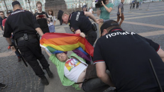 Rusijos policininkai neša sulaikytą gėjų. Nuotr. euronews.com