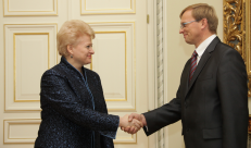 Prezidentė D. Grybasuakitė (kairėje). Nuotr. prezidentas.lt