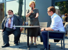 R. Juknevičienė (viduryje). Nuotr. facebook.com