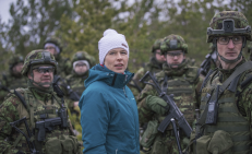 Estijos prezidentė Kersti Kaljulaid savo šalies karių apsuptyje. Nuotr.