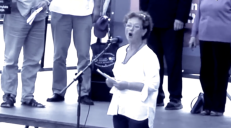 N. Oželytė 2012 m. mitinge Daukanto aikštėje kėlė daug klausimų prezidentei D. Grybauskaitei.