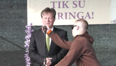 Andrius Tučkus sako kalbą Garliavoje, Klonio garvėje, Kedžių namo kieme. 2012 m. gegužės 14 d.