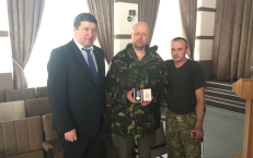 J. Ohmanas (viduryje). Nuotr. facebook.com