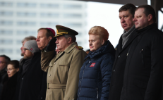 Prezidentė D. Grybauskaitė (trečia iš dešinės) labai mėgsta paveiksluotis su vaikais bei stebėti karinius paradus. Nuotr. prezidentas