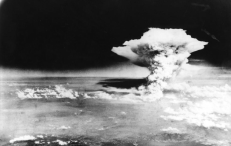JAV atominių bombų sprogdinimas Japonijoje – kol kas vienintelis precedentas, kai buvo panaudoti tokie ginklai. Dabar pasaulis sulaikęs kvapą laukia, kada branduolines bombas sprogdins Rusija virš Baltijos, ar kitų Europos valstybių sostinių.