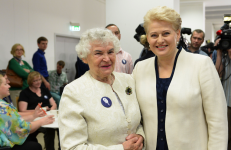 Lietuvos moterų lygos pirmininkė profesorė habilituota daktarė Ona Voverienė (kairėje) ir prezidentė Dalia grybauskaitė. Nuotr. prezidentas.lt