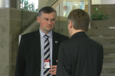 Signataras Z. Vaišvila bandė pasiaiškinti su atsakingu Seimo darbuotoju, kodėl neįleidžiami žmonės, tačiau niekas jokių priežasčių nežinojo.