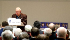 Rašytojas Juozas Ivanauskas pristato knygą apie nušalintą prezidentą R. Paksą. Nuotr. facebook