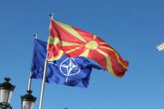 Šiaurės Makedonijos ir NATO vėliavos plazda viena šalia kitos. balkaneu.com nuotr. 